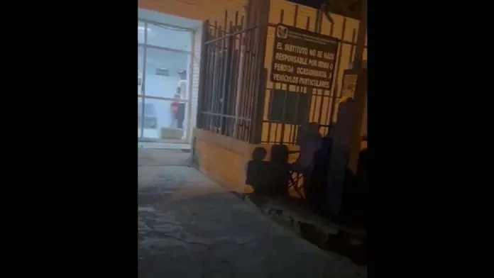 Hombre se acuchilla en IMSS