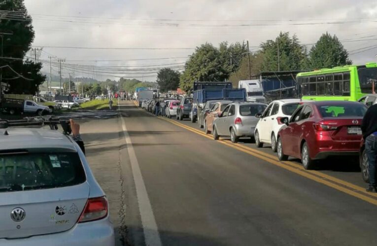 Reportan caos vial por bloqueo en Topilejo autopista México-Cuernavaca