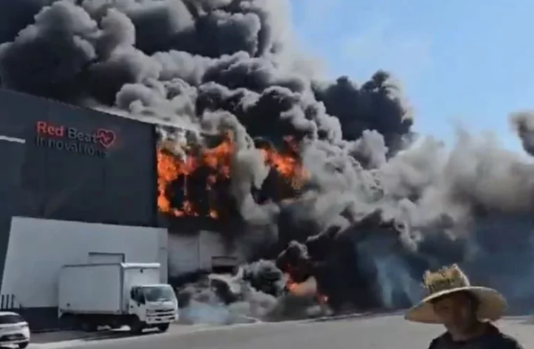 Fuerte Incendio en Nave Industrial de Querétaro