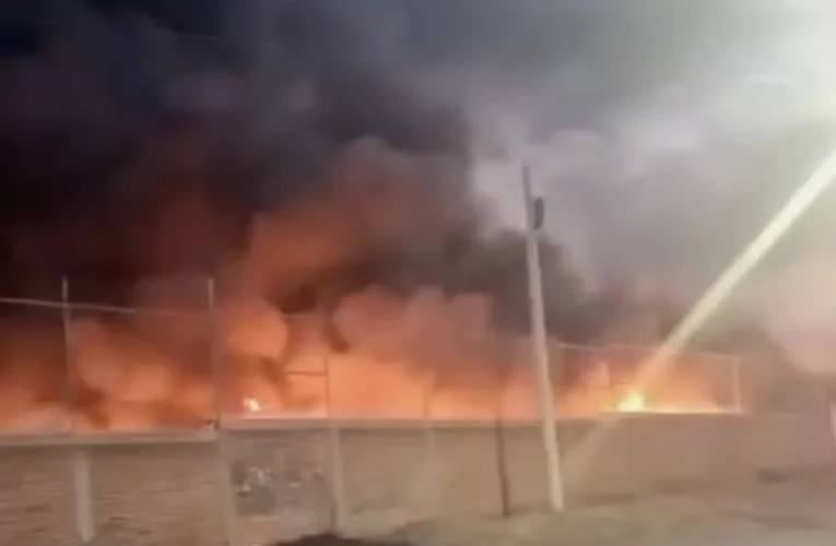 Incendio en el fraccionamiento Las Hadas de Aguascalientes: Decenas de autos consumidos por las llamas