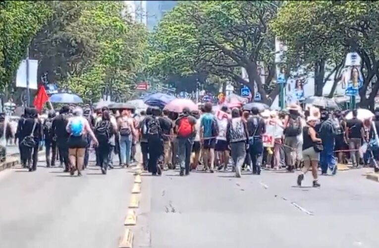 Estudiantes de la UNAM se manifiestan sobre avenida de los Insurgentes rumbo a ciudad universitaria