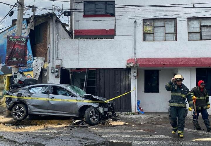 Conductor choca contra postes y casa en Toluca