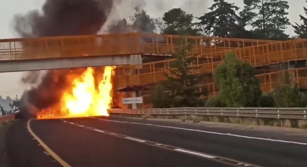 Muere persona en choque e incendio en Arco Norte, Atlacomulco-Acambay