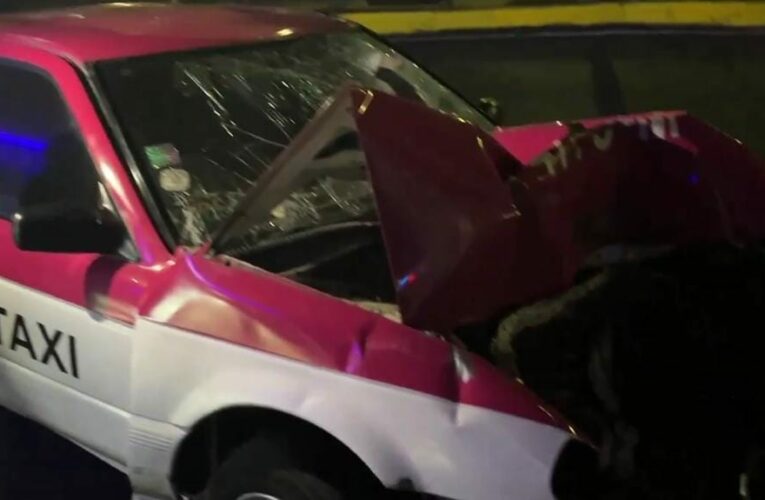 Taxi choca contra poste en Periférico, CDMX