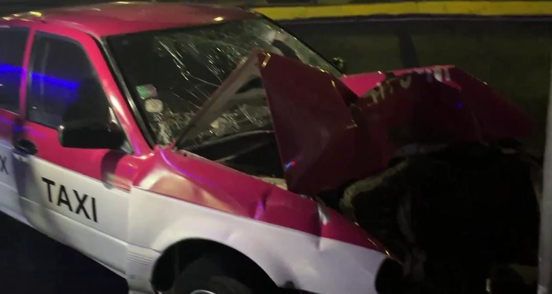 Taxi choca contra poste en Periférico, CDMX