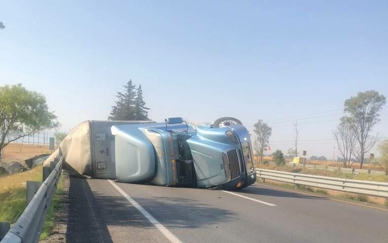 Volcadura de tráiler en la Toluca – Atlacomulco provoca caos