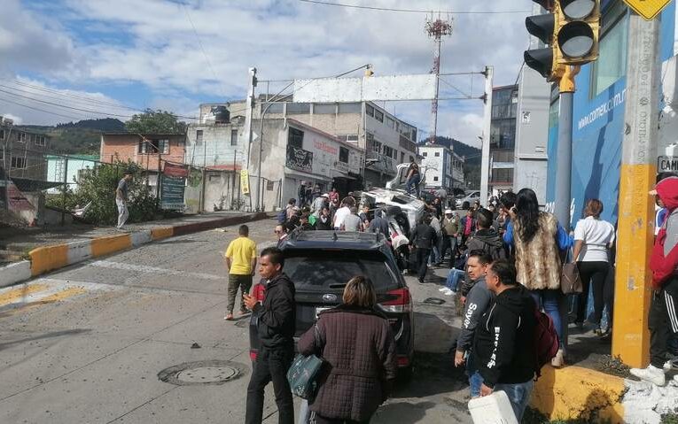 Accidente en Huixquilucan: Camión sin frenos embiste a camioneta de pasajeros dejando 8 heridos