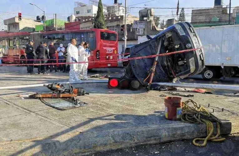 Fatal accidente en Iztapalapa: Choque con metrobús deja dos muertos