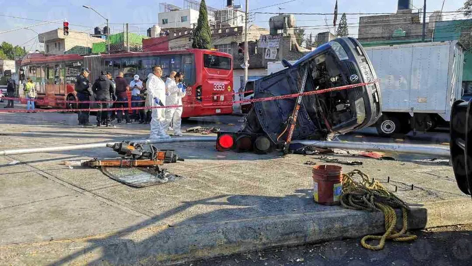 Fatal accidente en Iztapalapa: Choque con metrobús deja dos muertos