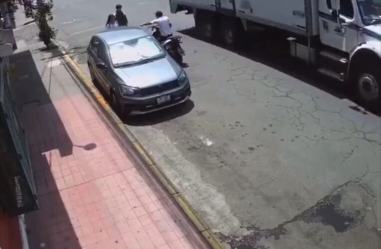 Asalto relámpago en Naucalpan: “moto ratón” roba celulares a estudiantes en 15 segundos