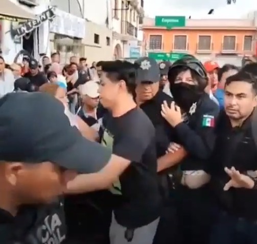 Veracruz: Alcaldesa de San Andrés Tuxtla huye disfrazada de policía tras muerte de comerciante