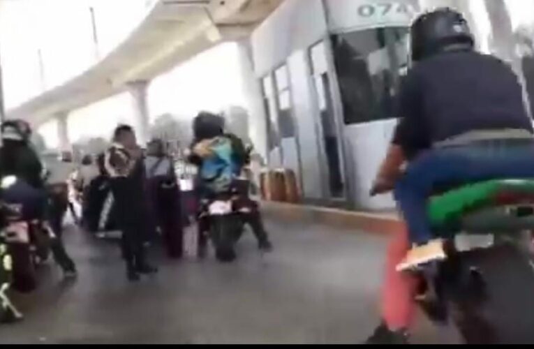 Enfrentamiento entre bikers y vigilantes en caseta de Cuernavaca-CDMX