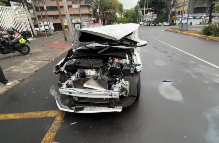 Auto se atora con cable de Trolebús en Narvarte; vehículo destrozado
