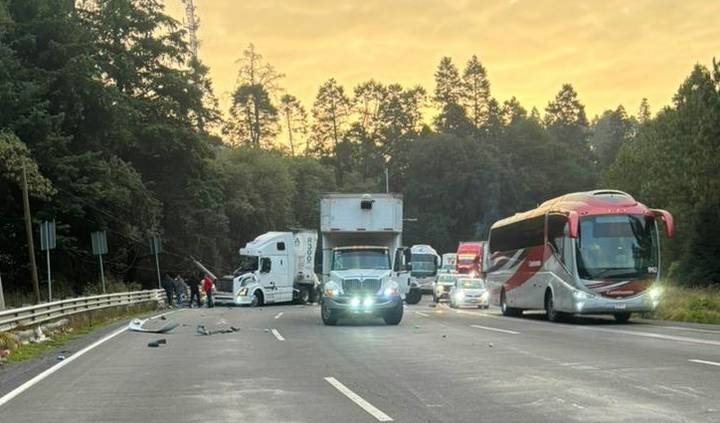 Caos vehicular en la carretera México-Toluca por accidente de tráiler