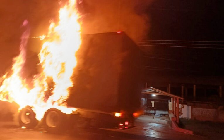 Se quema camión cargado con carne en la carretera Cárdenas – Comalcalco