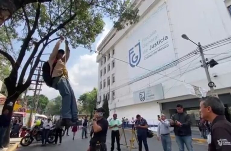 Hombre se amarra una soga en las piernas frente a la fiscalía general de justicia de la CDMX