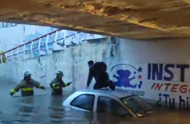 Hombre Rescatado en Tecámac Tras Quedar Atrapado Bajo Puente Inundado