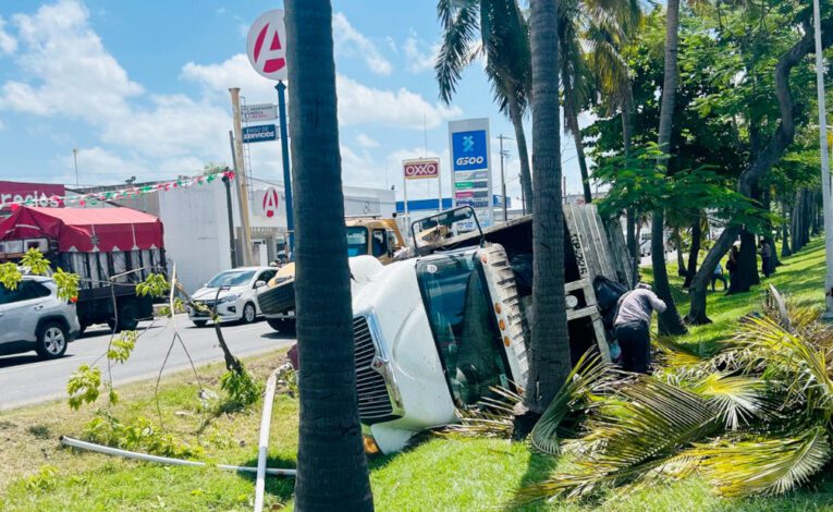 Vuelca camión recolector en la avenida Ruiz Cortines en Villahermosa