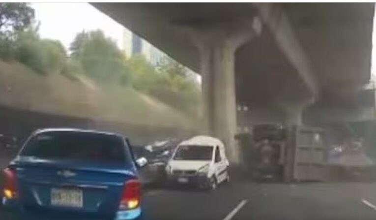 paratoso accidente registrado en Periférico Norte deja sorprendidos a testigos