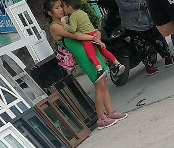 Mujer golpea a un niño en mercado de Ecatepec