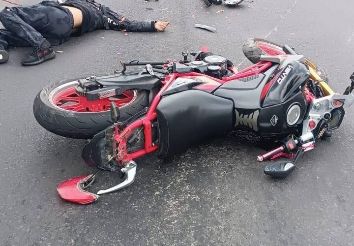 Motociclista derrapa y muere al ser atropellado en Atizapán