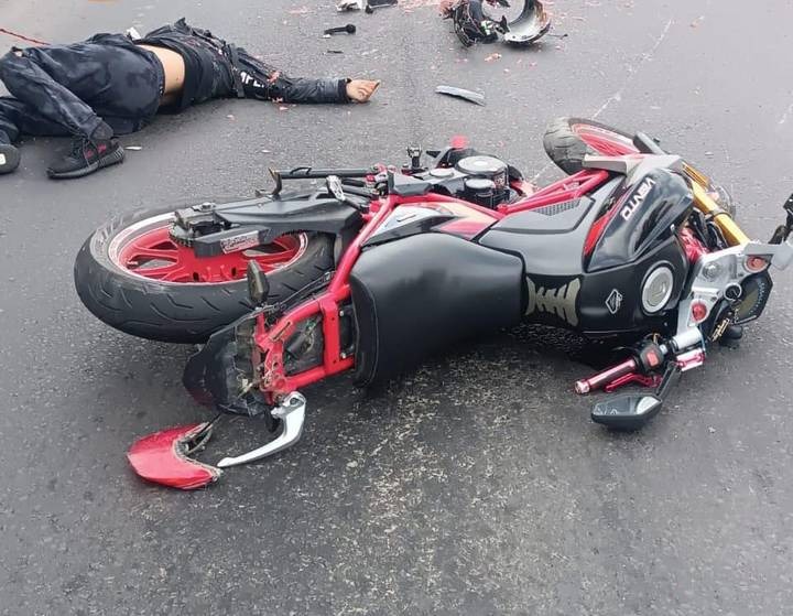 Motociclista derrapa y muere al ser atropellado en Atizapán