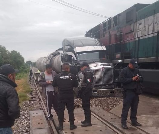 (Video) Otumba: tráiler es embestido por tren