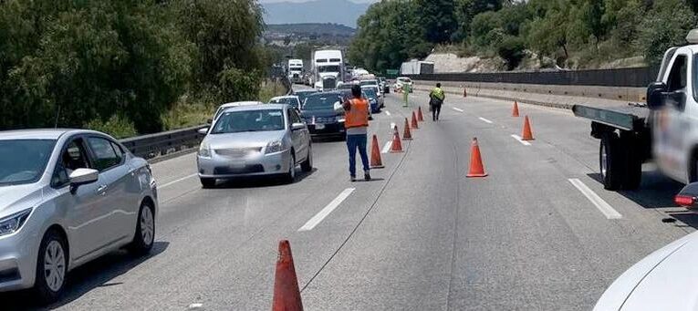 Cerrada la México Querétaro a la altura de la Ford por manifestación. Hay detonación de armas