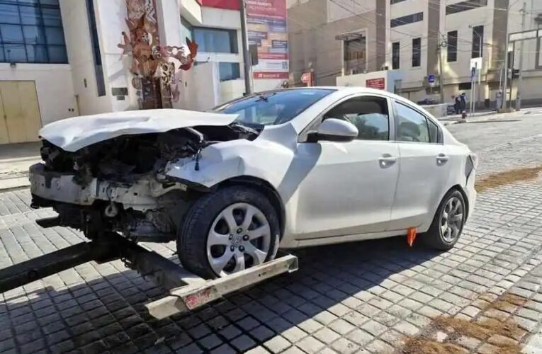 Conductor se duerme en pleno Centro de Monterrey y provoca accidente tras ser despertado