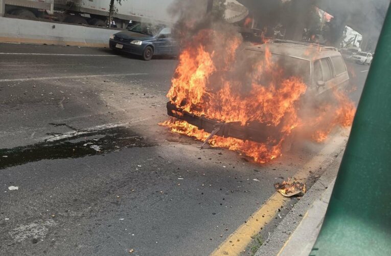 Incendio de Vehículo en Periférico Norte Causa Congestión