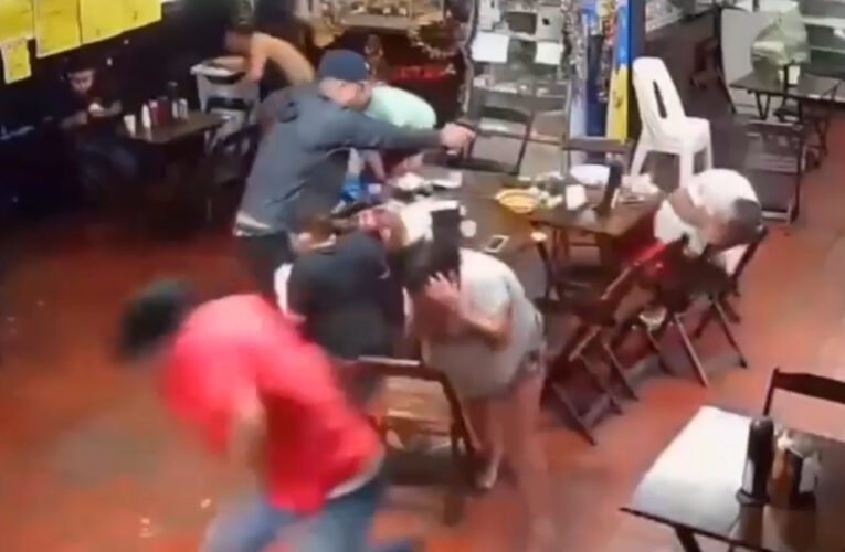 Asesinan a un hombre mientras se encontraba comiendo con su familia (video)