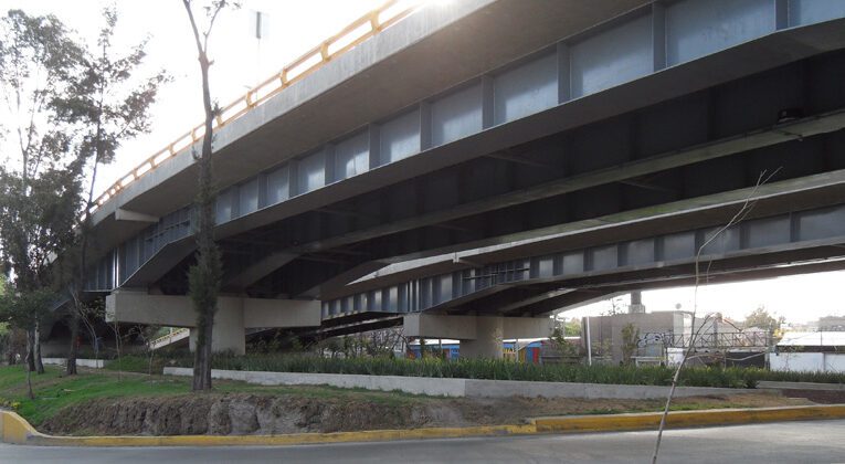 Intervención oportuna: Policías salvan a hombre que intentaba lanzarse de un puente en circuito interior (Video)