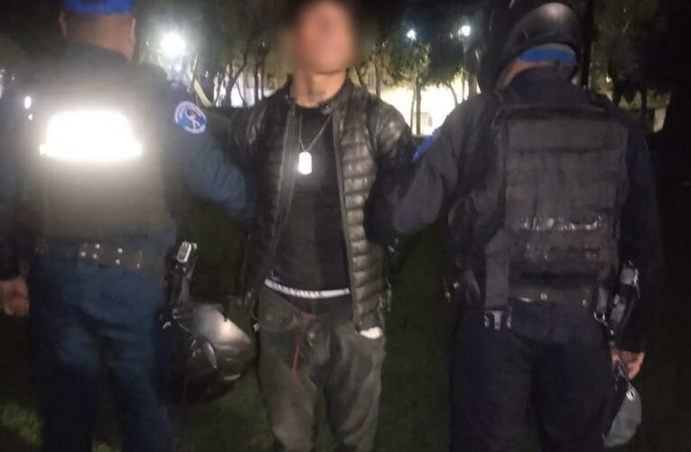 Policías de la alcaldía Cuauhtémoc, detuvieron a un sujeto que presuntamente robó cable del alumbrado público