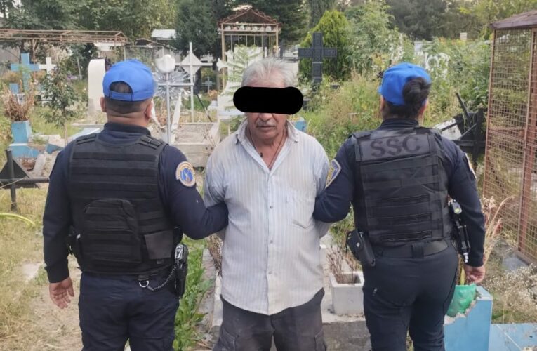 DETIENE POLICÍA AUXILIAR A HOMBRE POR PROFANAR TUMBA EN PANTEÓN SAN JOSÉ