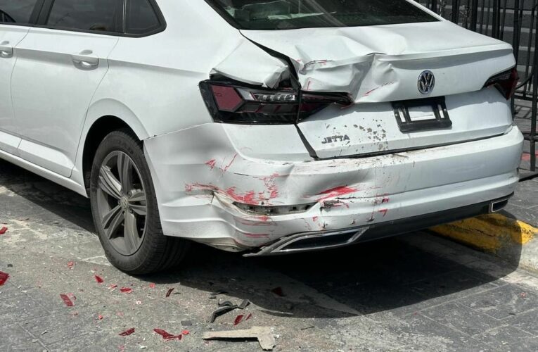 Camión choca contra auto en centro de Toluca