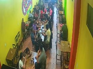 Asalto en taquería de Cuernavaca, padre de familia huye dejando a su familia (Video)