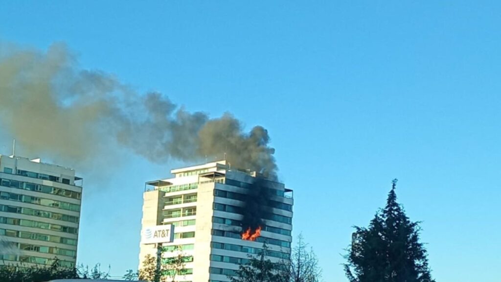 Fuego consume dos departamentos en Angelópilis, Puebla