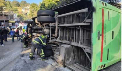 (Video) Camión de transporte público vuelca en la carretera México-Cuernavaca