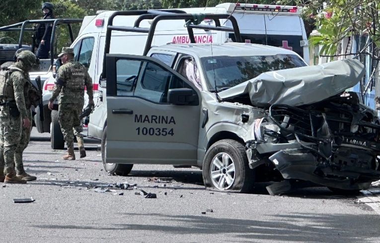 En Veracruz, chocan patrulla de Semar y camión de pasajeros; 10 heridos