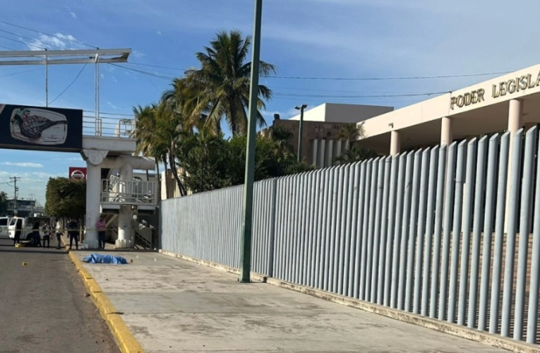 Dejan cadáver de ex policía en la puerta del Congreso de Sinaloa