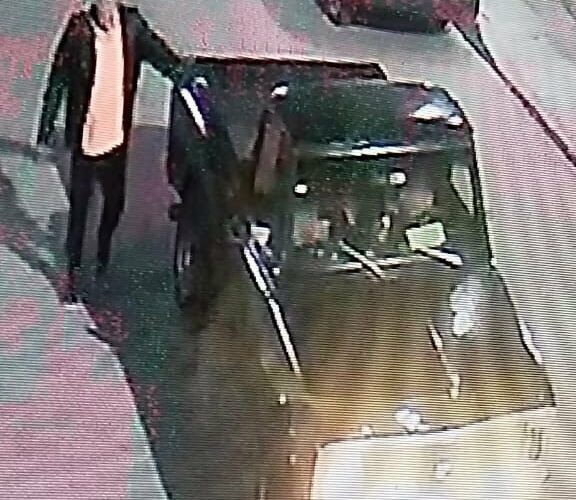 IMÁGENES SENSIBLES Dos MISERABLES fueron captados amarrando a un perrito, para luego ATROPELLARLO