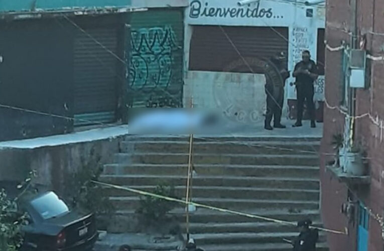 HALLAN A EMBOLSADO AFUERA DE MERCADO DE NAUCALPAN