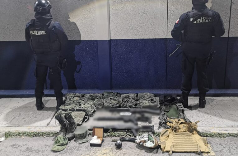 LOCALIZA SECRETARÍA DE SEGURIDAD DEL ESTADO DE MÉXICO VEHÍCULO CON POSIBLES UNIFORMES DE SEDENA, EQUIPO TÁCTICO, DROGA Y ARMAS LARGAS