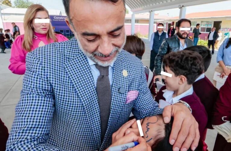 Indignación en Metepec: alcalde Fernando Flores firma la frente de una niña en acto oficial