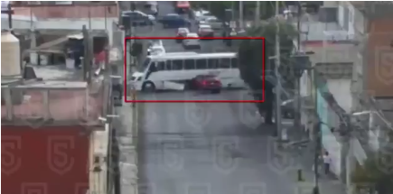 Video | Choque entre autobús y camioneta en Toluca deja seis heridos