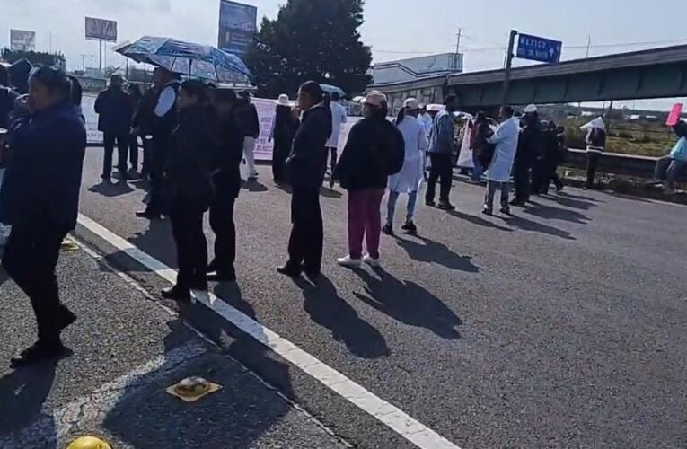 Trabajadores del sector salud bloquean vialidades en el Edomex por falta de pagos y condiciones laborales