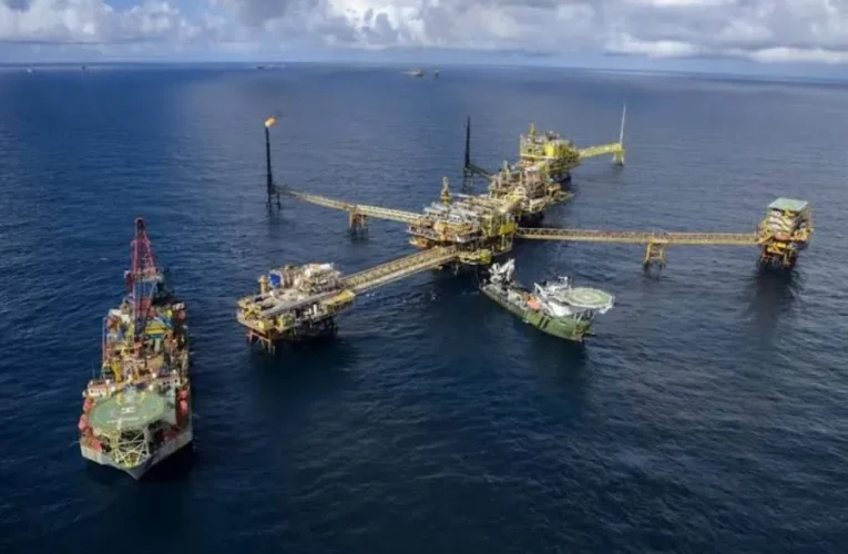 Asaltan plataforma petrolera de Pemex en Campeche