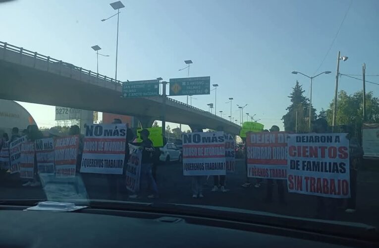 Barberos bloquean avenidas en Naucalpan, genera afectaciones viales