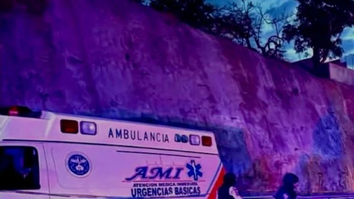Sicarios ejecutan a personas que viajaban en ambulancia rumbo a Acapulco