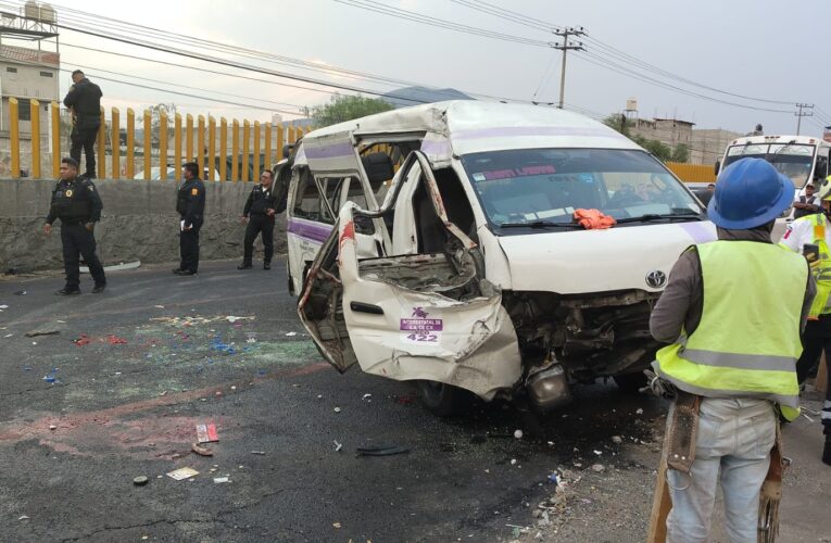 Volcadura de camioneta de transporte colectivo en la México-Puebla provoca movilización de emergencia